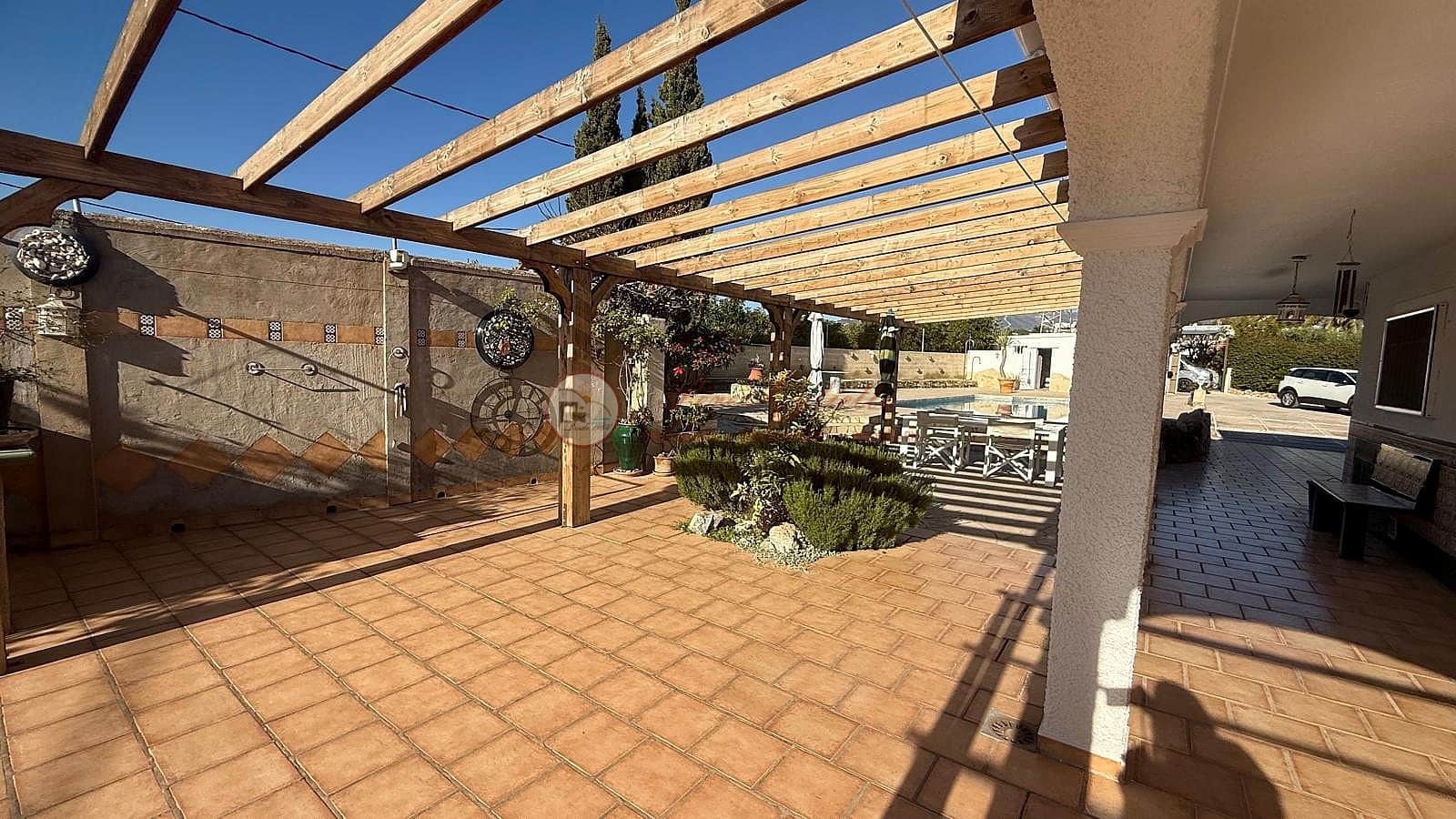 Chalet de 3 habitaciones en Nerja en venta con piscina - 695.000 € (Ref: 9566505)