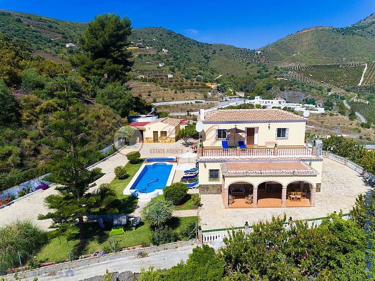 4 soveværelse Villa til salg i Nerja med swimmingpool garage - € 850.000 (Ref: 9938772)