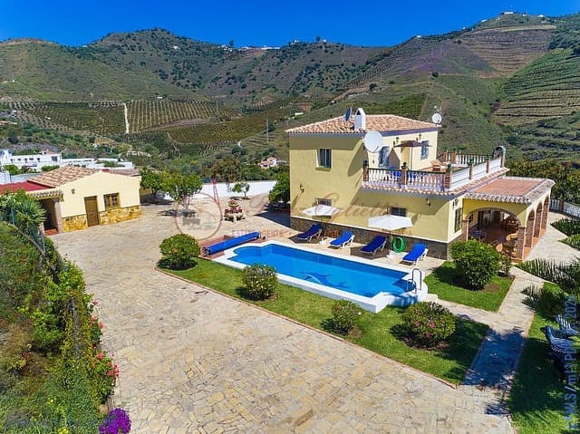 4 soveværelse Villa til salg i Nerja med swimmingpool garage - € 850.000 (Ref: 9938772)