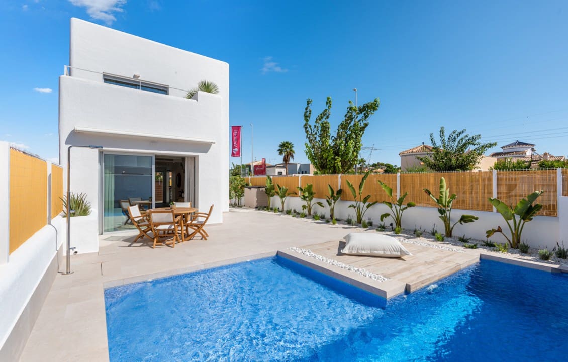 3 bedroom Villa for sale in Los Alcazares with pool - € 349,900 (Ref: 8304644)