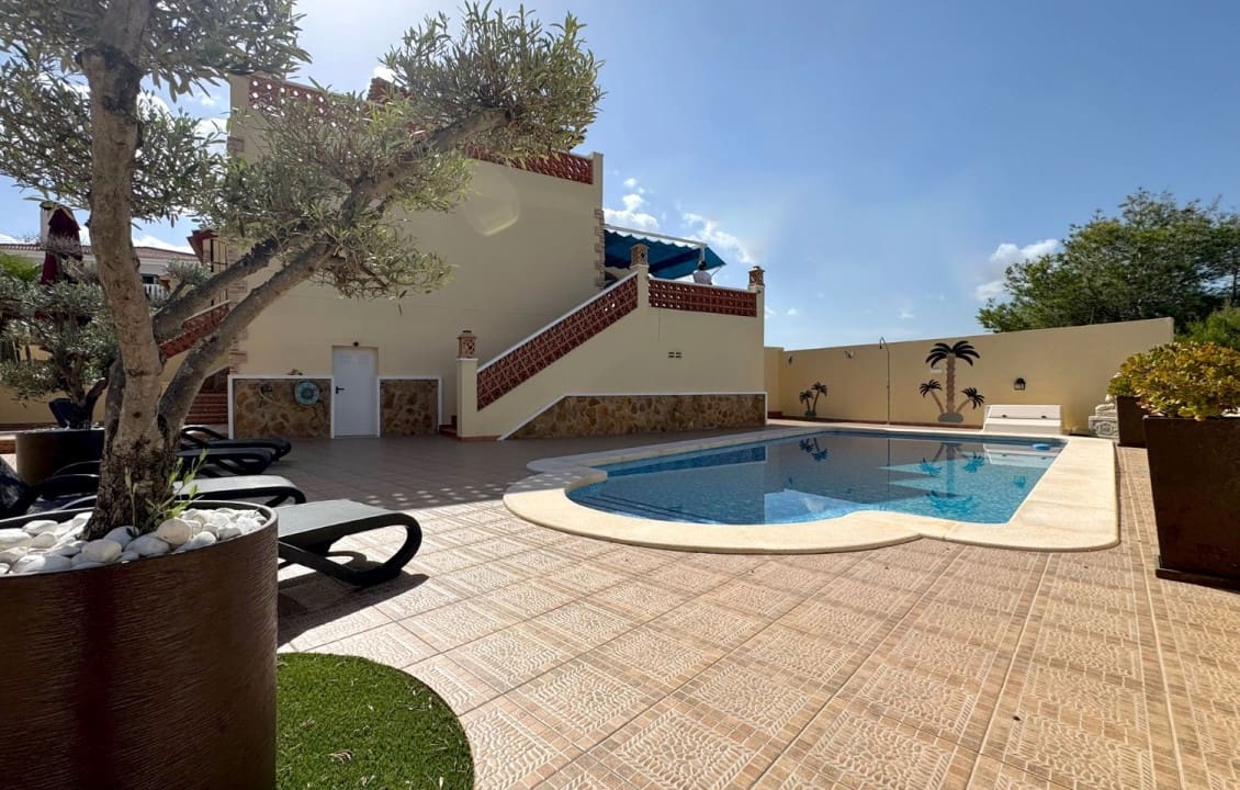 Chalet de 3 habitaciones en Ciudad Quesada en venta con piscina garaje - 599.000 € (Ref: 9319552)