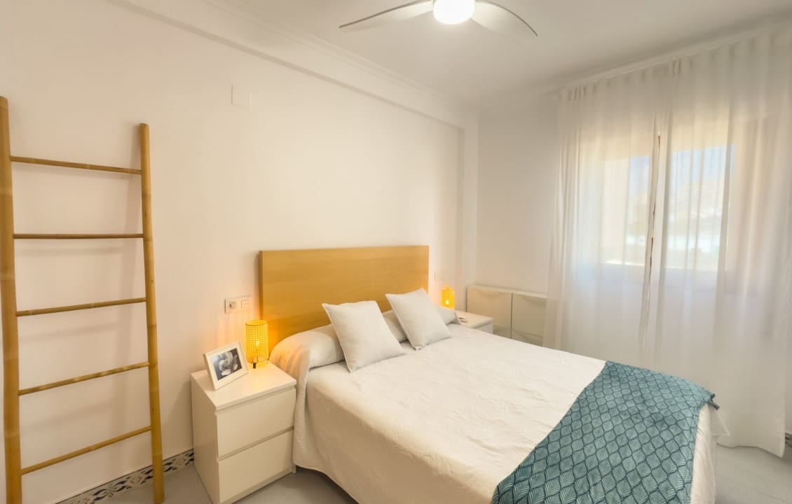 2 slaapkamer Bungalow voor vakantieverhuur in Santa Pola met zwembad - € 650 (Ref: 9409070)