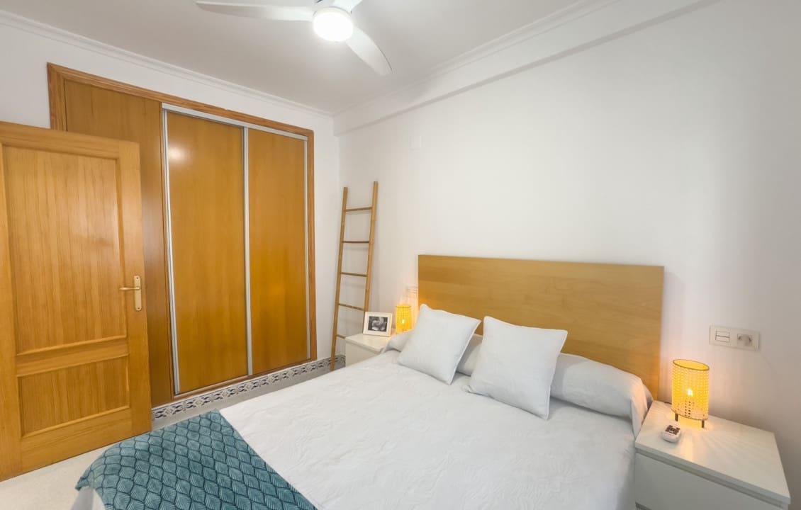 2 slaapkamer Bungalow voor vakantieverhuur in Santa Pola met zwembad - € 650 (Ref: 9409070)