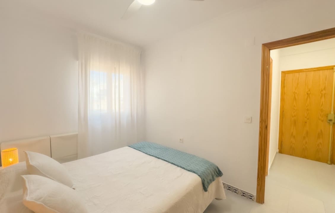 2 slaapkamer Bungalow voor vakantieverhuur in Santa Pola met zwembad - € 650 (Ref: 9409070)