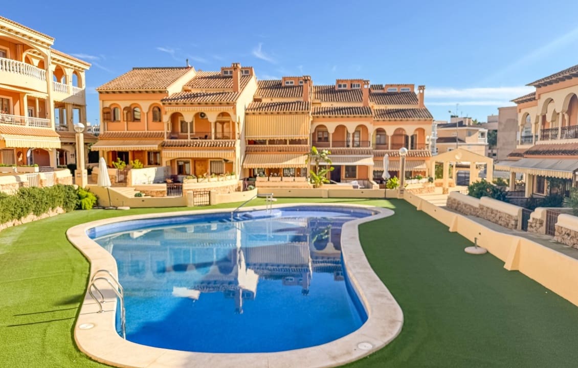 2 slaapkamer Bungalow voor vakantieverhuur in Santa Pola met zwembad - € 650 (Ref: 9409070)