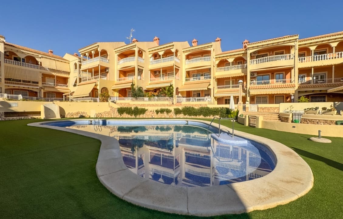 2 slaapkamer Bungalow voor vakantieverhuur in Santa Pola met zwembad - € 650 (Ref: 9409070)