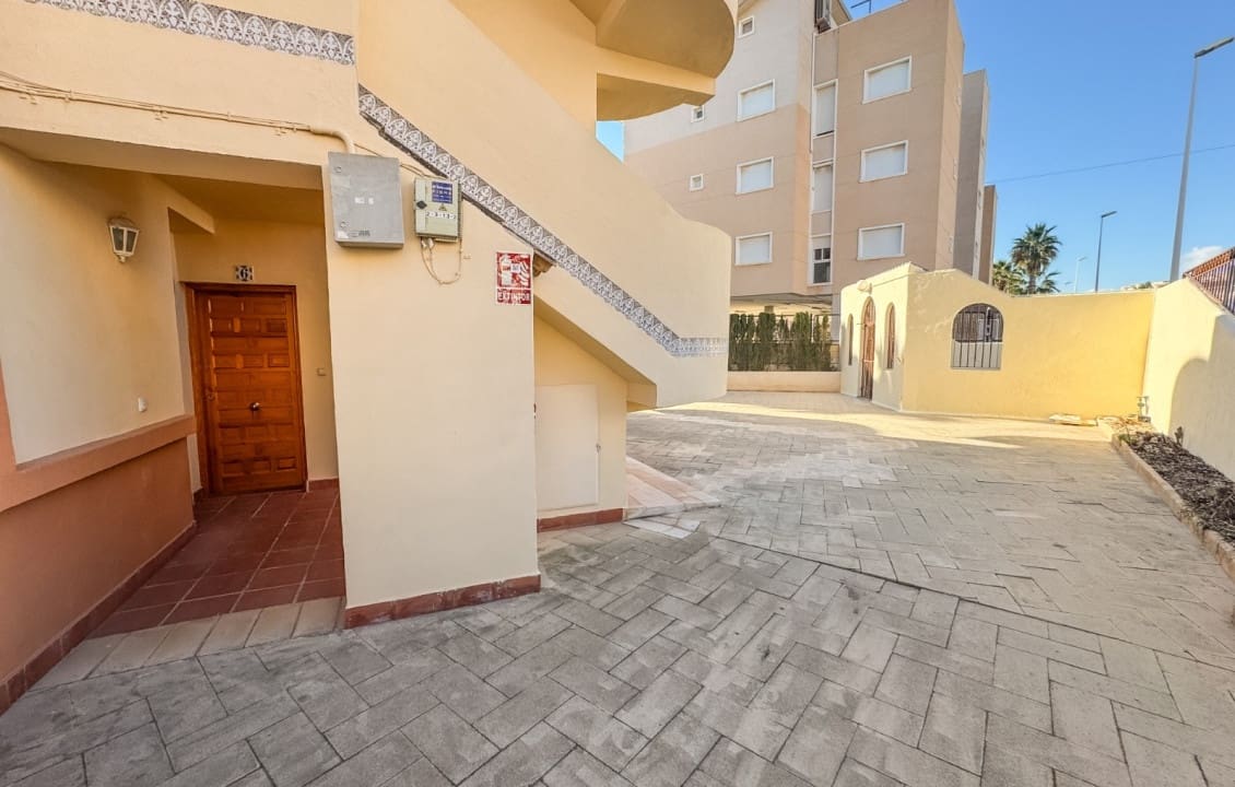 2 slaapkamer Bungalow voor vakantieverhuur in Santa Pola met zwembad - € 650 (Ref: 9409070)