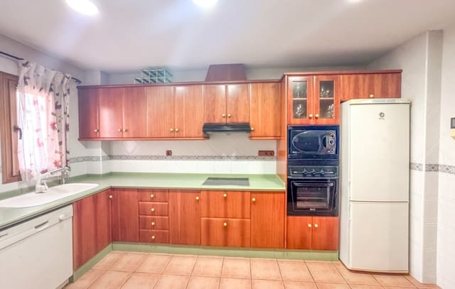 3 quarto Apartamento para arrendar em Centro, Elche / Elx - 950 € (Ref: 9523796)
