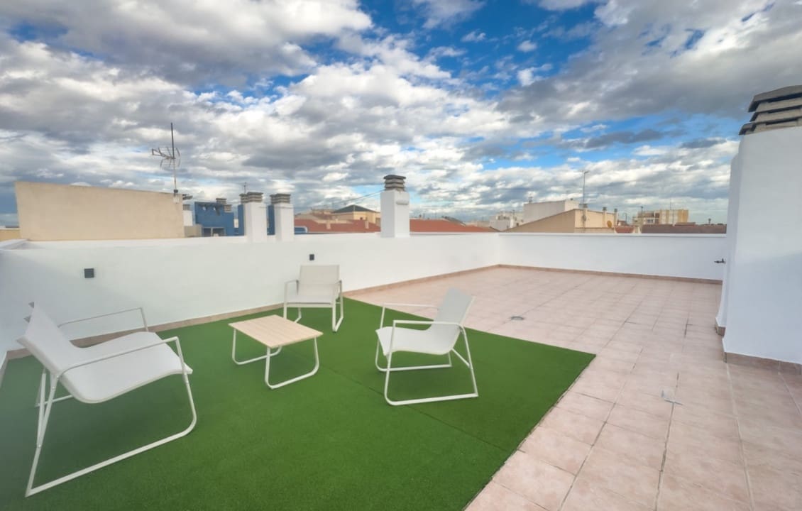 2 Zimmer Apartment zu vermieten in Daya Nueva mit Pool - 680 € (Ref: 9579170)