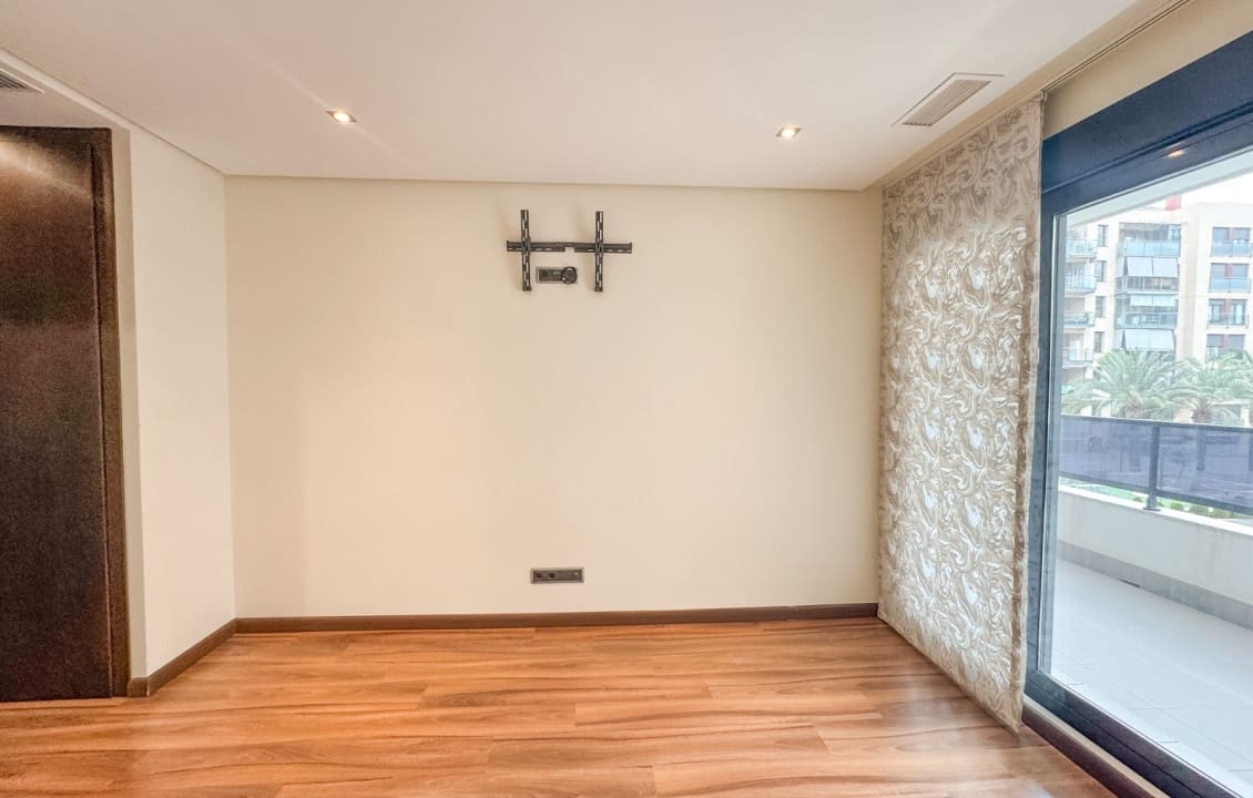 3 slaapkamer Appartement te huur in Elche / Elx met zwembad - € 1.300 (Ref: 9665530)