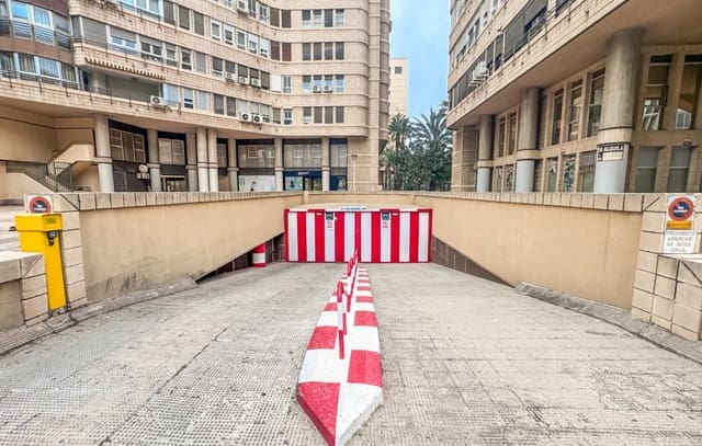 Garage te huur in Centro, Elche / Elx - € 130 (Ref: 9680568)