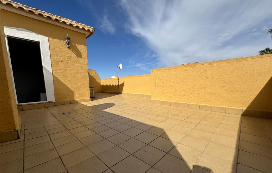 3 soverom Kjedet enebolig til salgs i Dona Pepa med svømmebasseng - € 210 000 (Ref: 9798166)