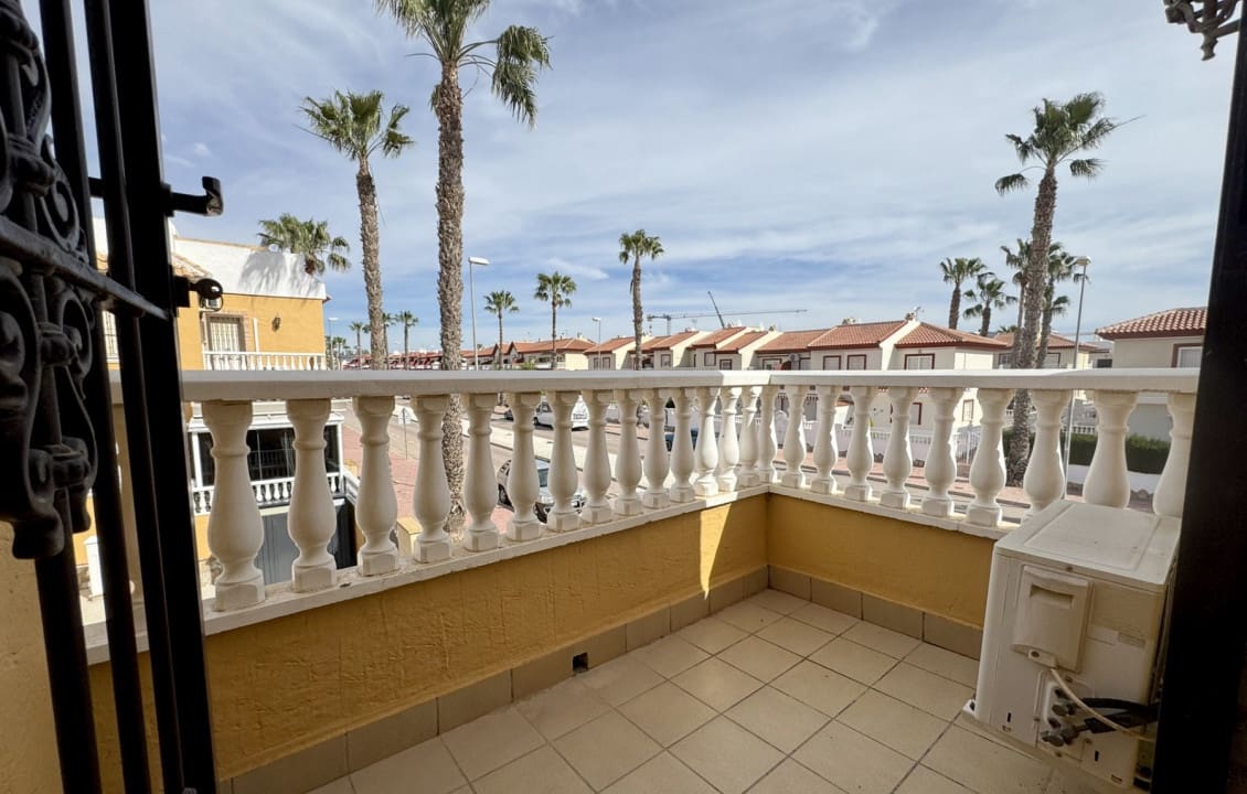 3 soverom Kjedet enebolig til salgs i Dona Pepa med svømmebasseng - € 210 000 (Ref: 9798166)