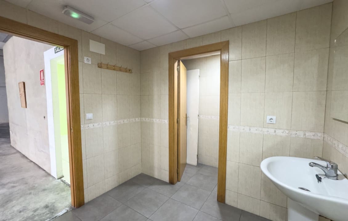 5 bedroom Commercial for rent in Torrellano - € 2,200 (Ref: 9830107)