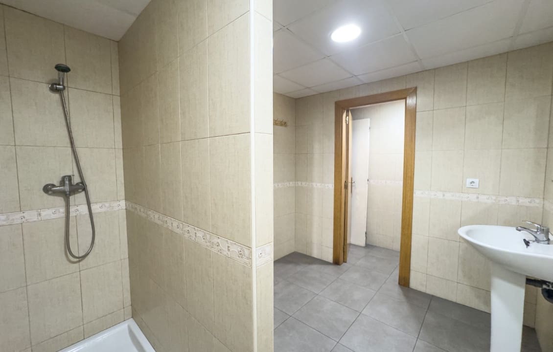 5 bedroom Commercial for rent in Torrellano - € 2,200 (Ref: 9830107)