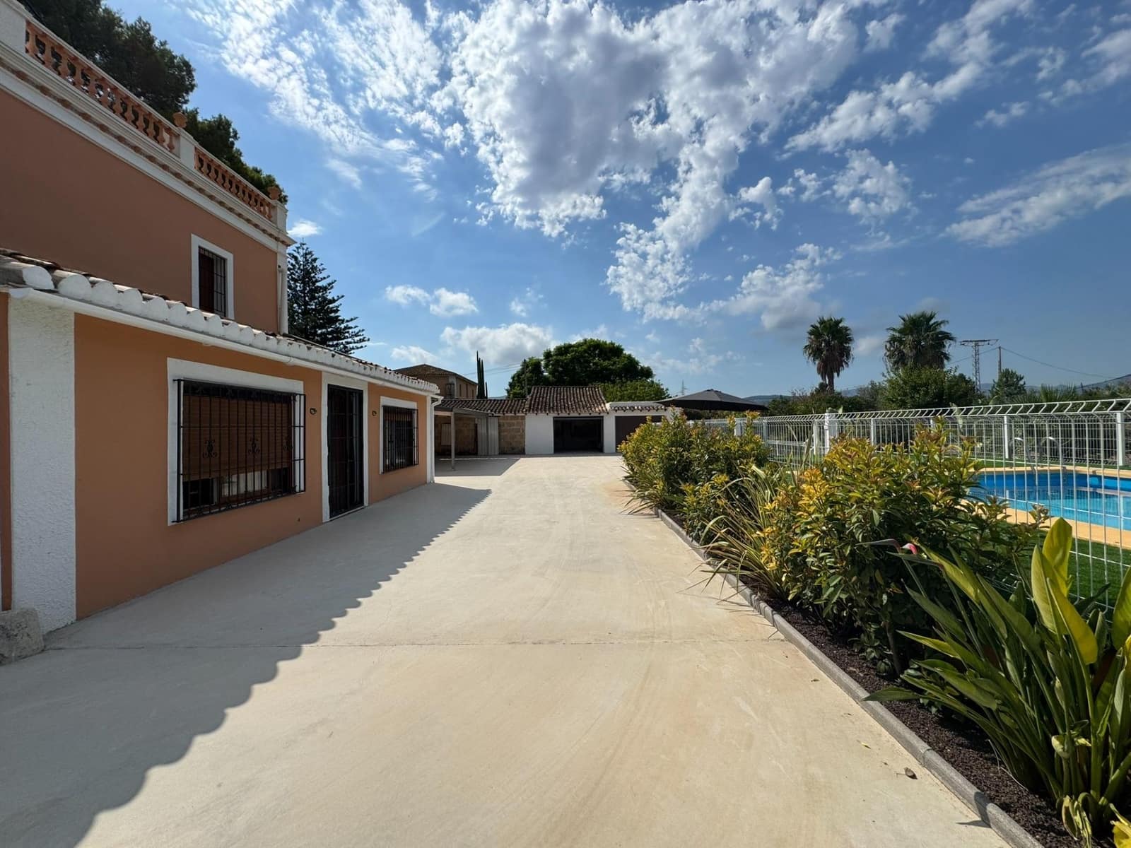 6 bedroom Villa for rent in Ondara with pool garage - € 3,500 (Ref: 10094719)
