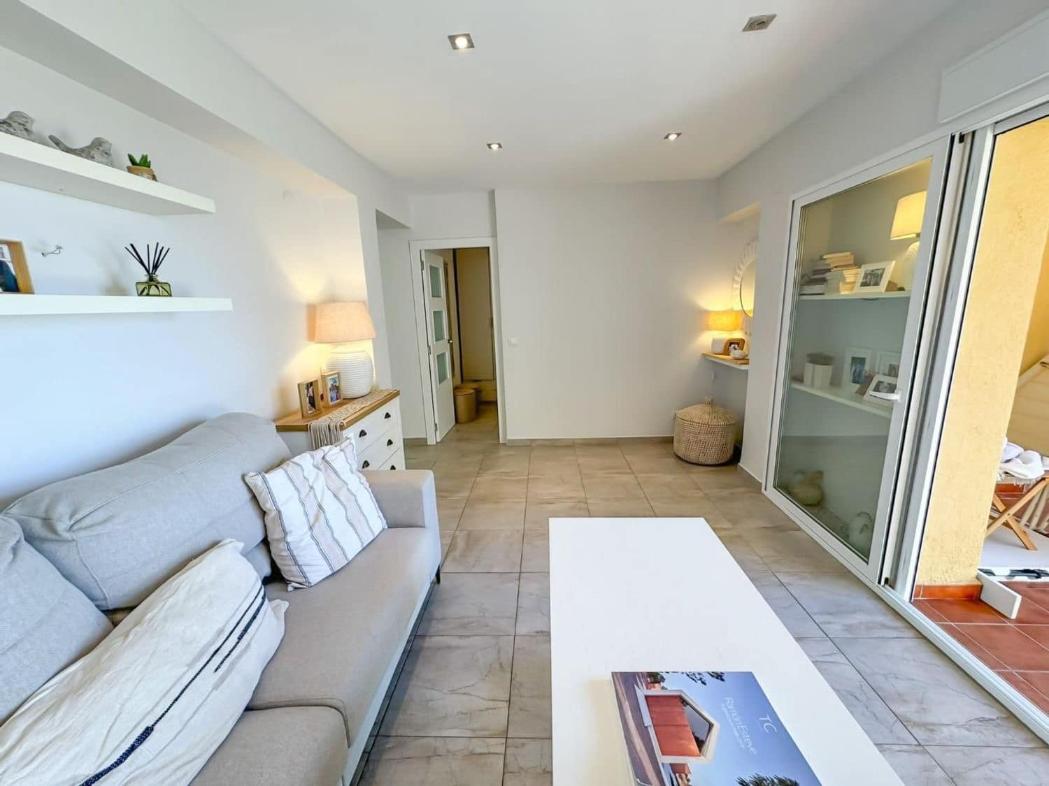 Appartement de 2 chambres à louer à Denia avec piscine garage - 900 € (Ref: 9637561)