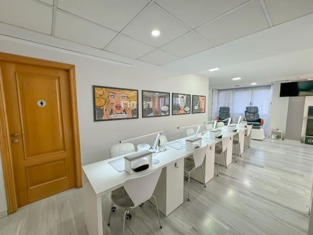 Commercieel te huur in Centro Urbano, Dénia - € 700 (Ref: 9637596)