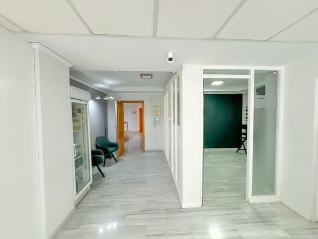 Commercieel te huur in Centro Urbano, Dénia - € 700 (Ref: 9637596)