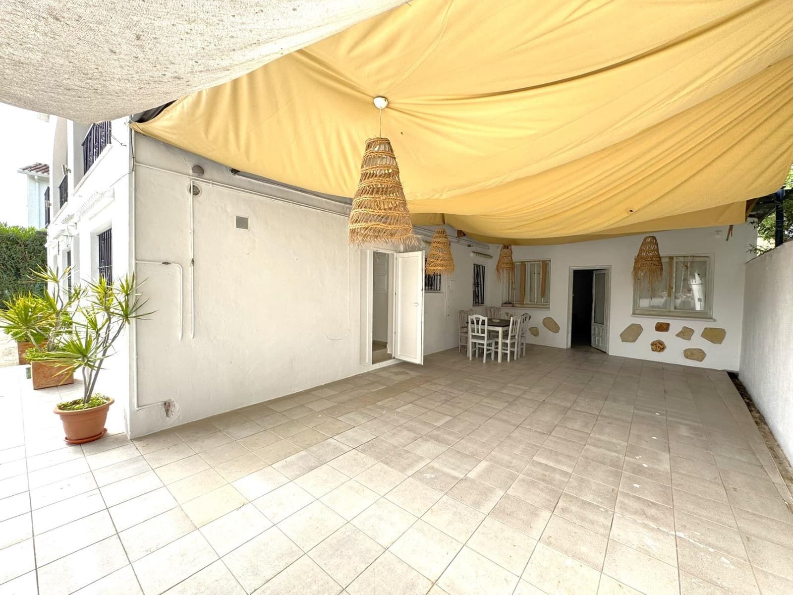 5 bedroom Villa for sale in Denia with garage - € 590,000 (Ref: 9807952)