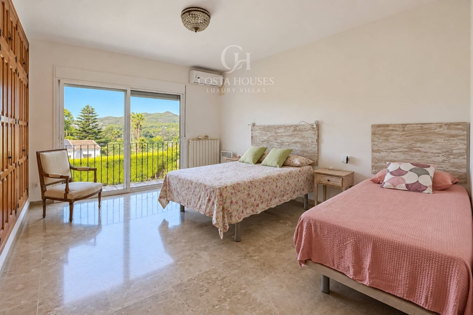 6 soverom Villa til salgs i Los Cerezos med svømmebasseng garasje - € 995 000 (Ref: 10142645)