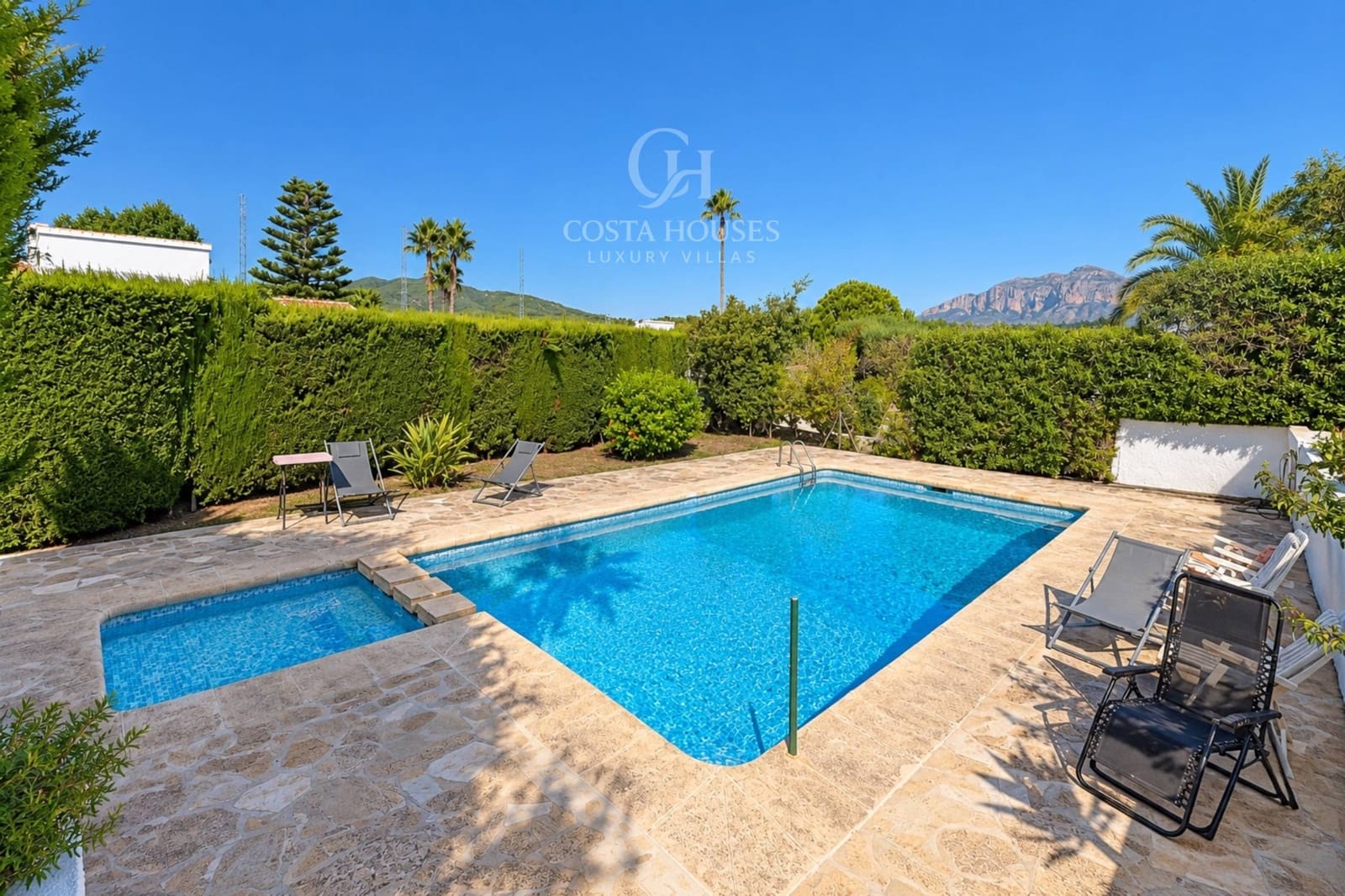 6 soverom Villa til salgs i Los Cerezos med svømmebasseng garasje - € 995 000 (Ref: 10142645)