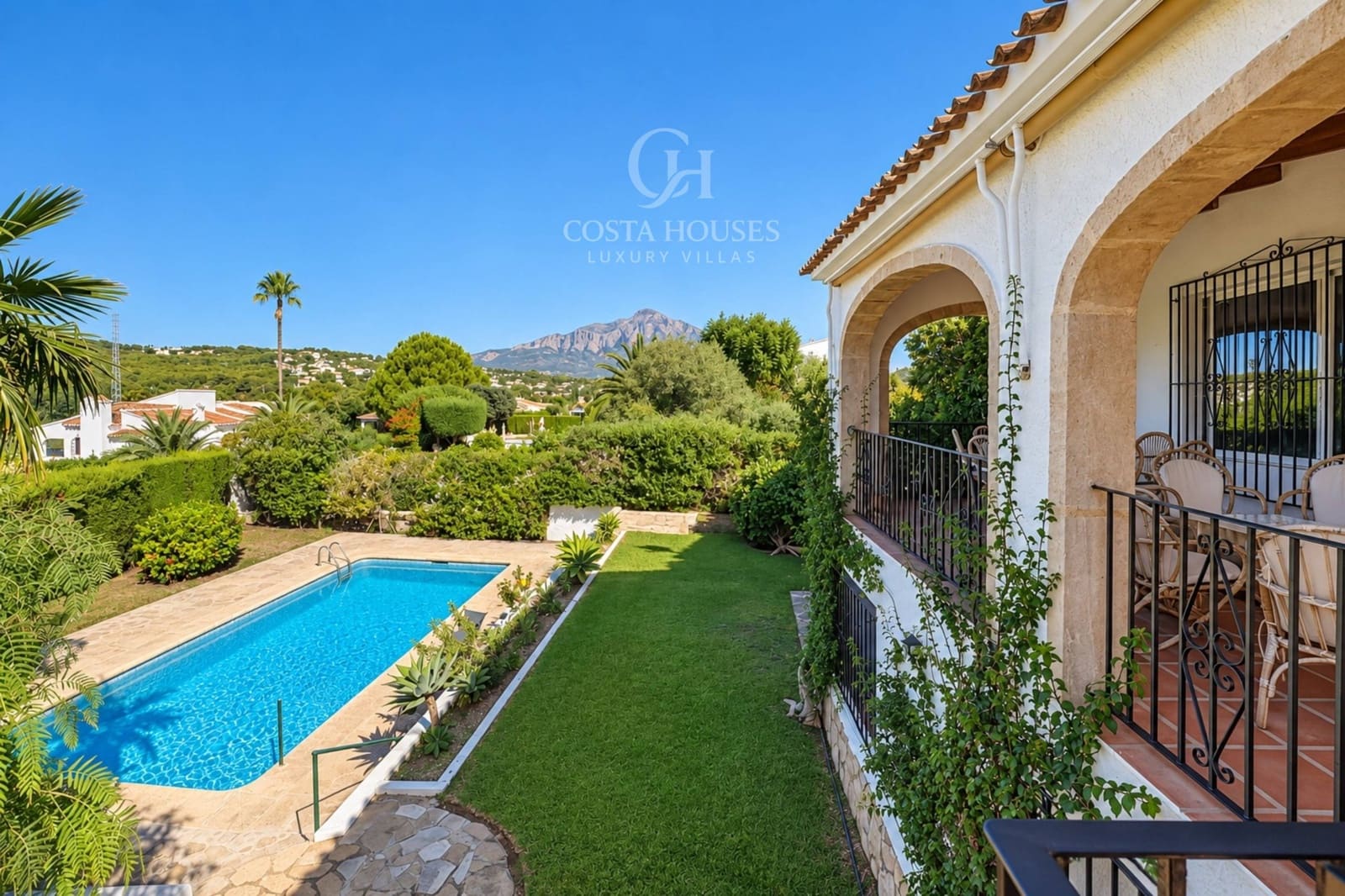 6 soverom Villa til salgs i Los Cerezos med svømmebasseng garasje - € 995 000 (Ref: 10142645)