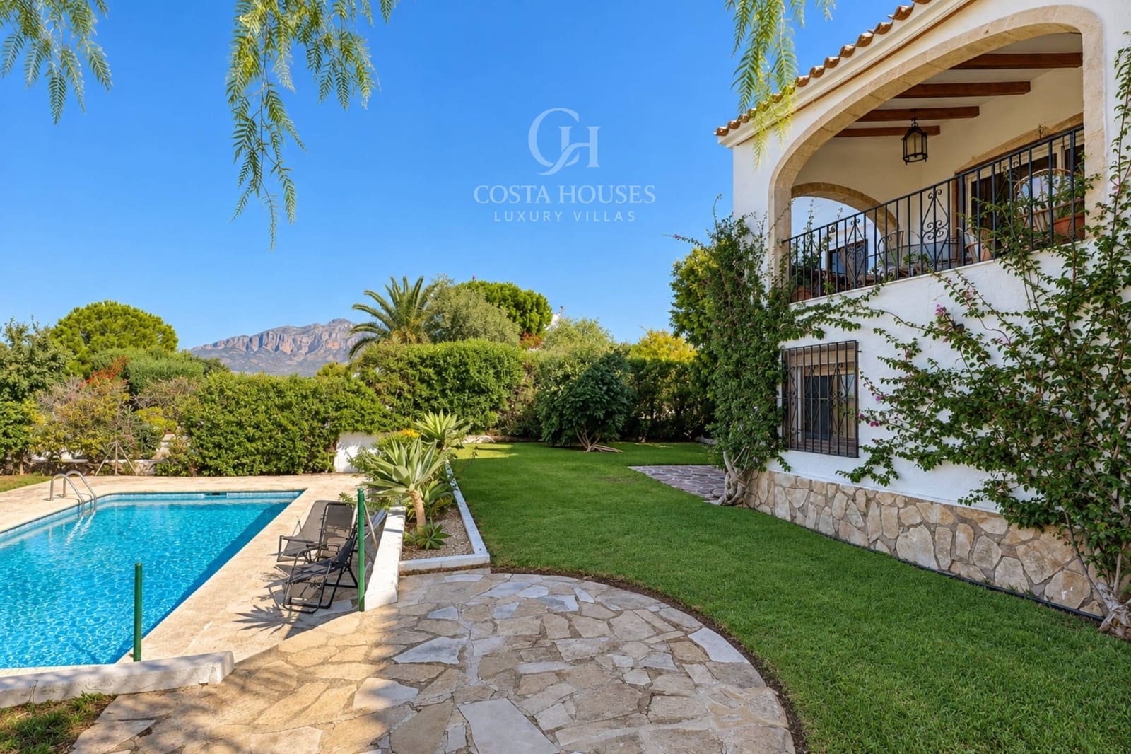 6 soverom Villa til salgs i Los Cerezos med svømmebasseng garasje - € 995 000 (Ref: 10142645)