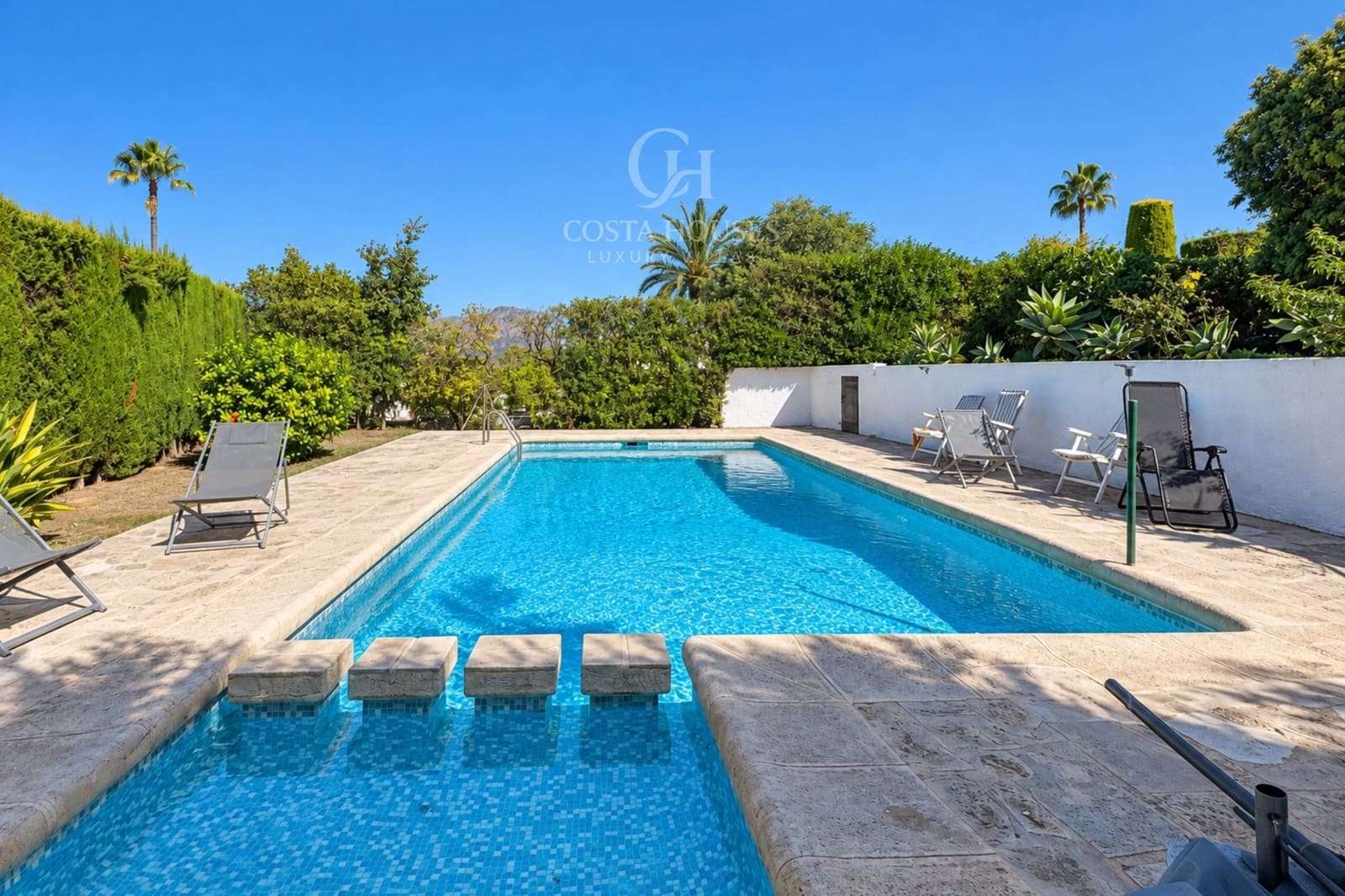 6 soverom Villa til salgs i Los Cerezos med svømmebasseng garasje - € 995 000 (Ref: 10142645)