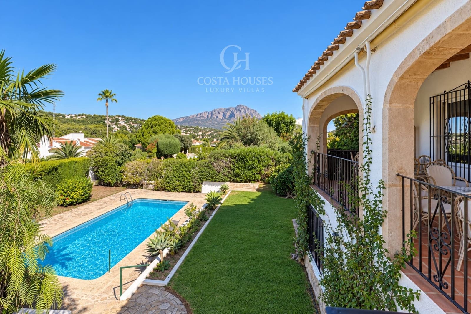 6 soverom Villa til salgs i Los Cerezos med svømmebasseng garasje - € 995 000 (Ref: 10142645)