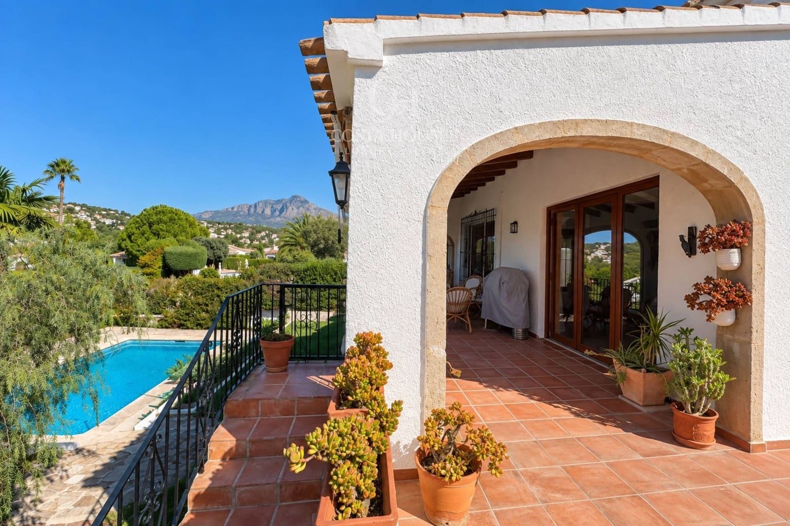 6 soverom Villa til salgs i Los Cerezos med svømmebasseng garasje - € 995 000 (Ref: 10142645)