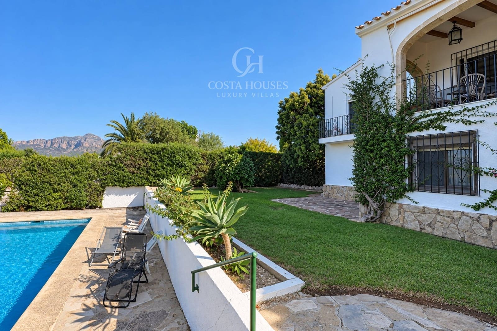 6 soverom Villa til salgs i Los Cerezos med svømmebasseng garasje - € 995 000 (Ref: 10142645)