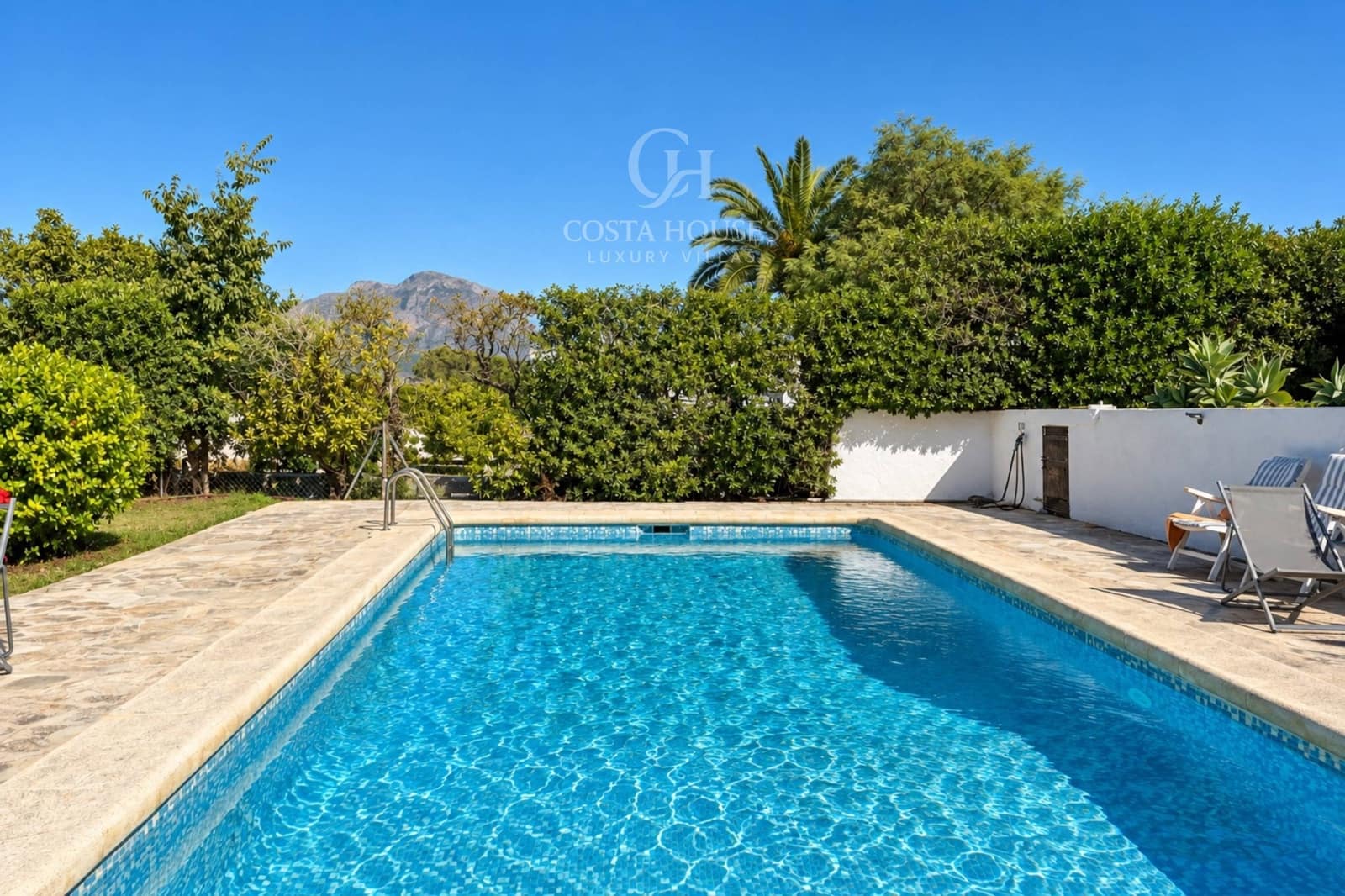 6 soverom Villa til salgs i Los Cerezos med svømmebasseng garasje - € 995 000 (Ref: 10142645)