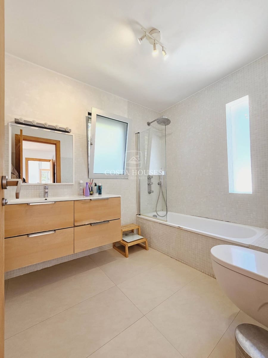 4 bedroom Villa for sale in Denia with pool - € 895,000 (Ref: 8863808)