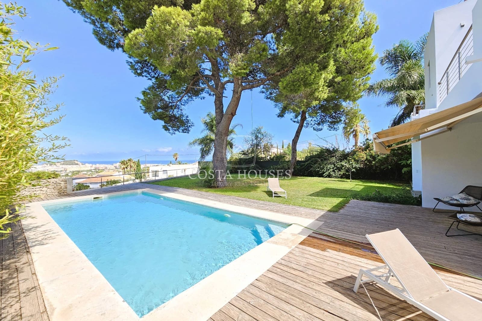 4 bedroom Villa for sale in Denia with pool - € 895,000 (Ref: 8863808)