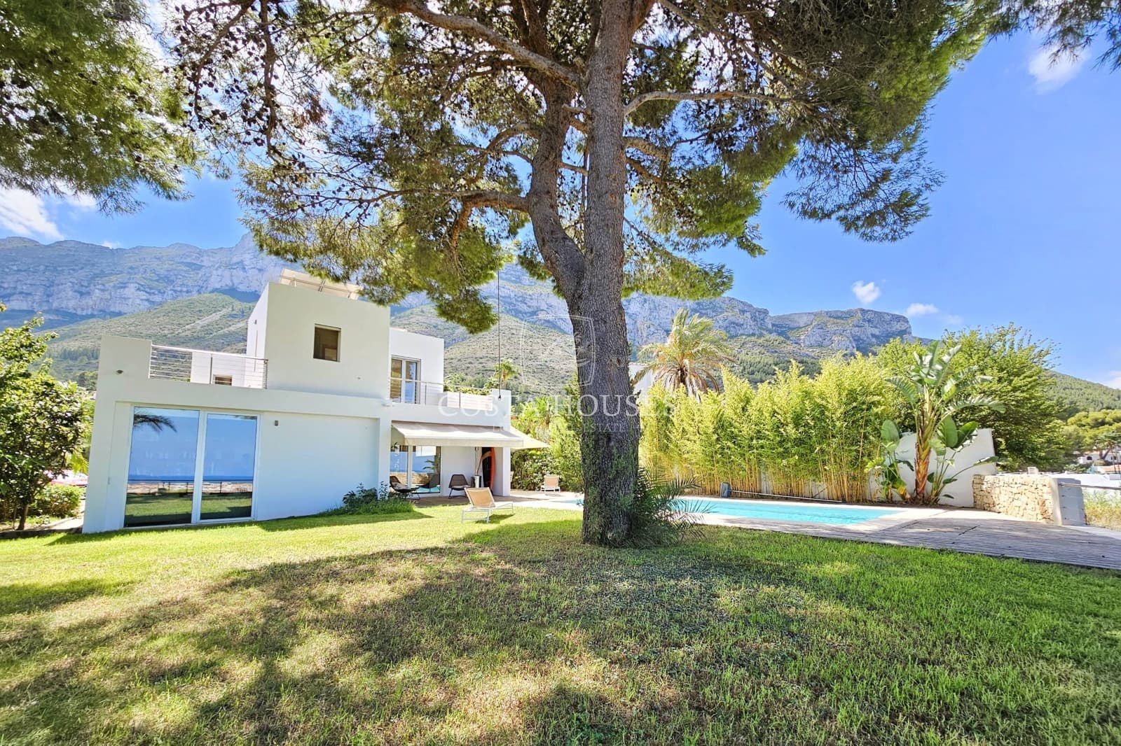 4 bedroom Villa for sale in Denia with pool - € 895,000 (Ref: 8863808)