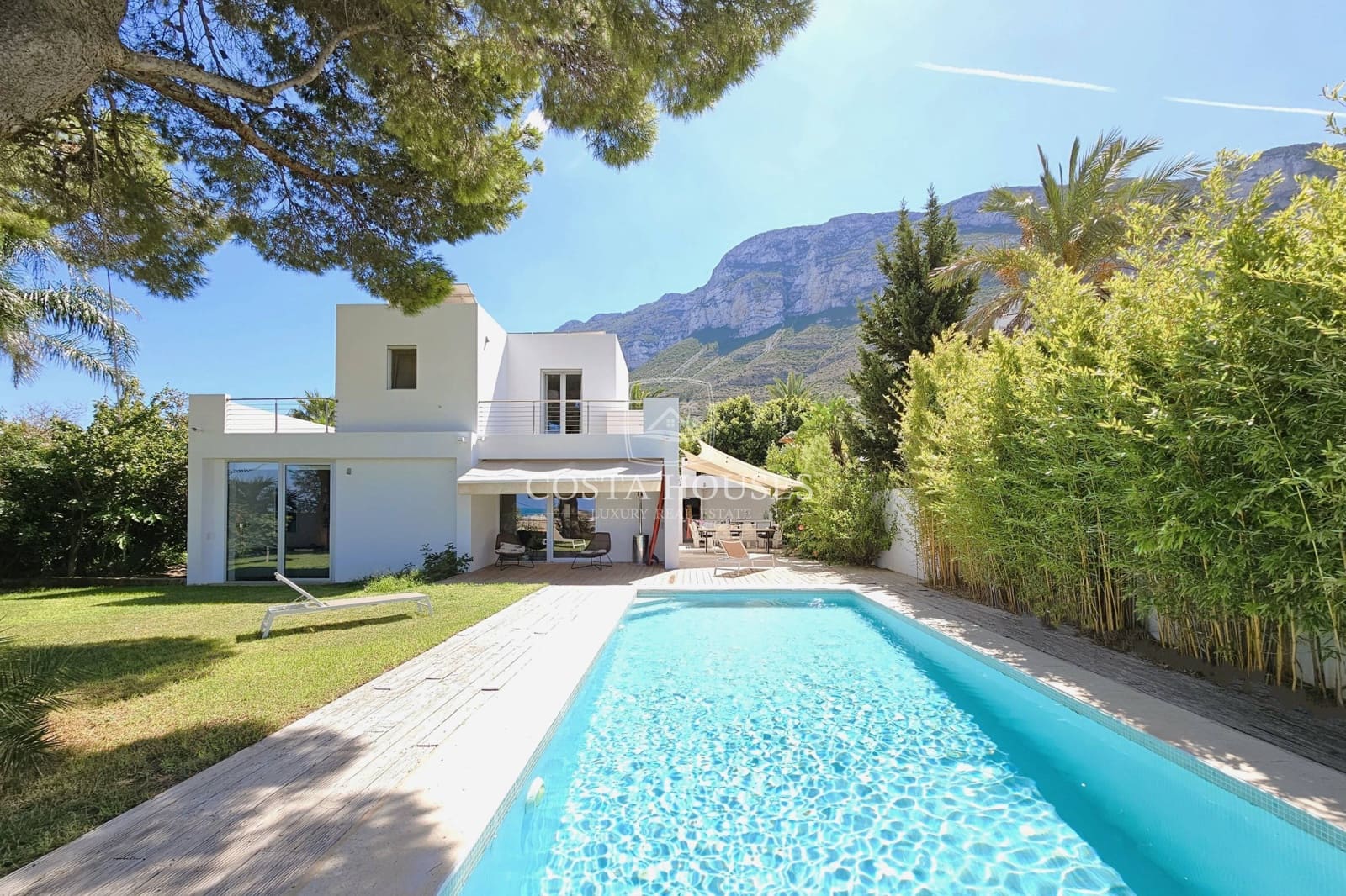4 bedroom Villa for sale in Denia with pool - € 895,000 (Ref: 8863808)
