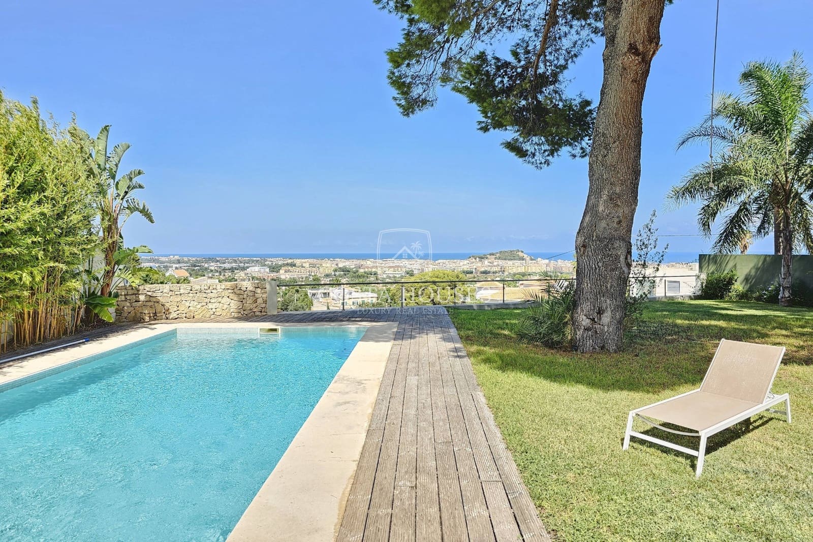 4 bedroom Villa for sale in Denia with pool - € 895,000 (Ref: 8863808)