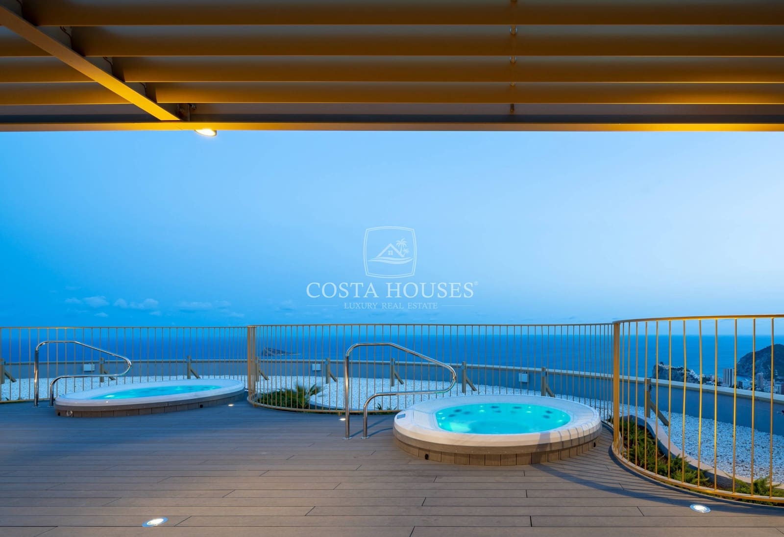 Apartamento de 2 habitaciones en Benidorm en venta con piscina - 1.075.000 € (Ref: 8863828)