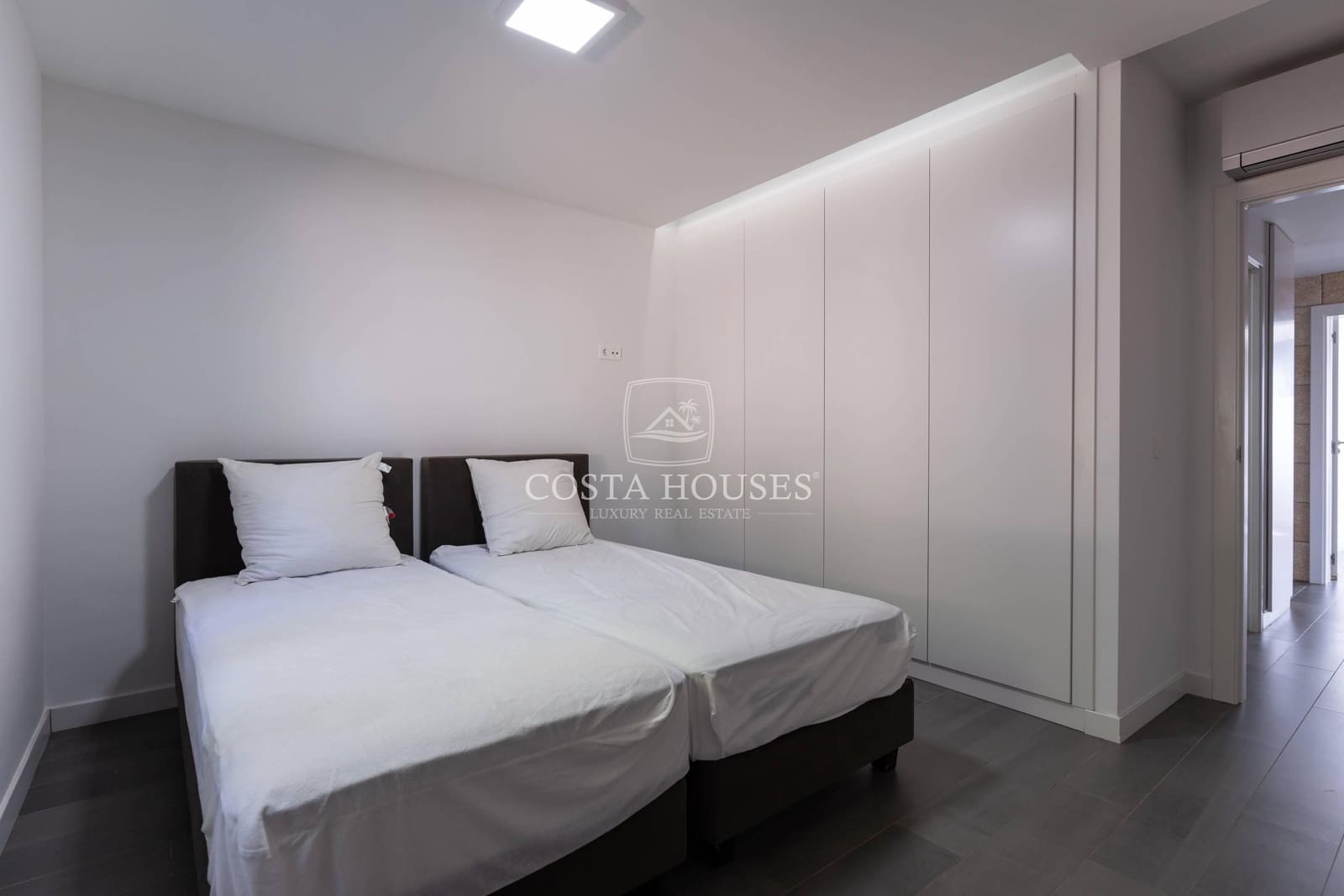 4 bedroom Villa for sale in Cumbre del Sol with pool - € 1,200,000 (Ref: 8863871)