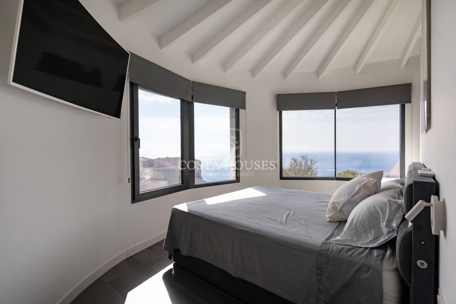 4 bedroom Villa for sale in Cumbre del Sol with pool - € 1,200,000 (Ref: 8863871)