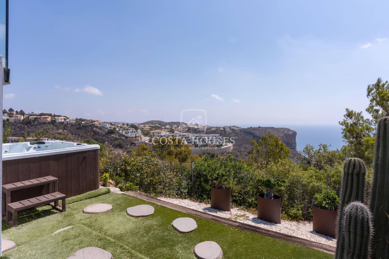 4 bedroom Villa for sale in Cumbre del Sol with pool - € 1,200,000 (Ref: 8863871)