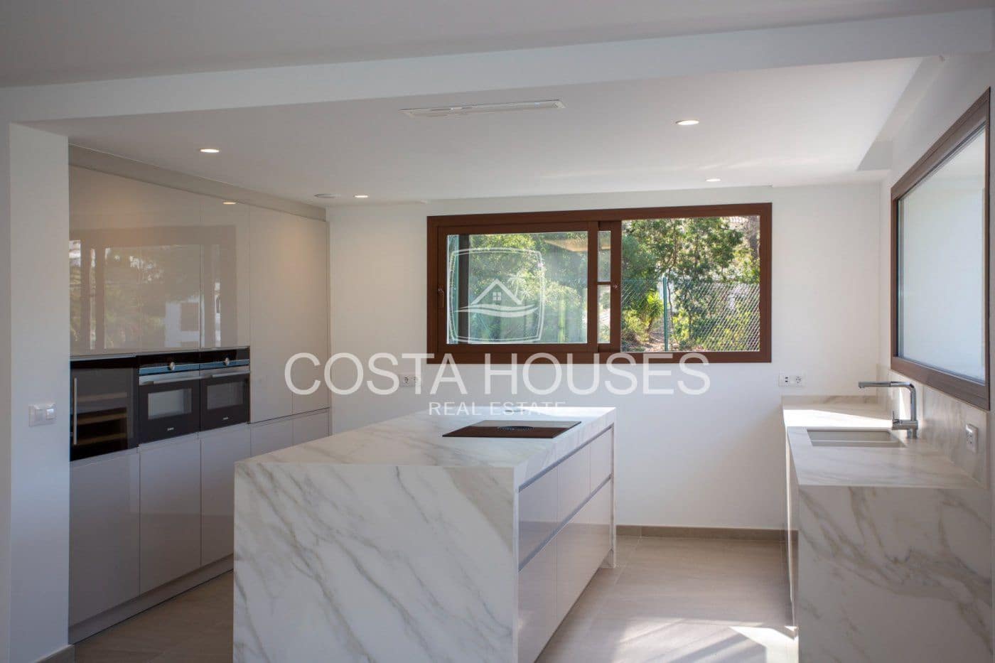 5 bedroom Villa for sale in Moraira with pool garage - € 1,750,000 (Ref: 8863955)