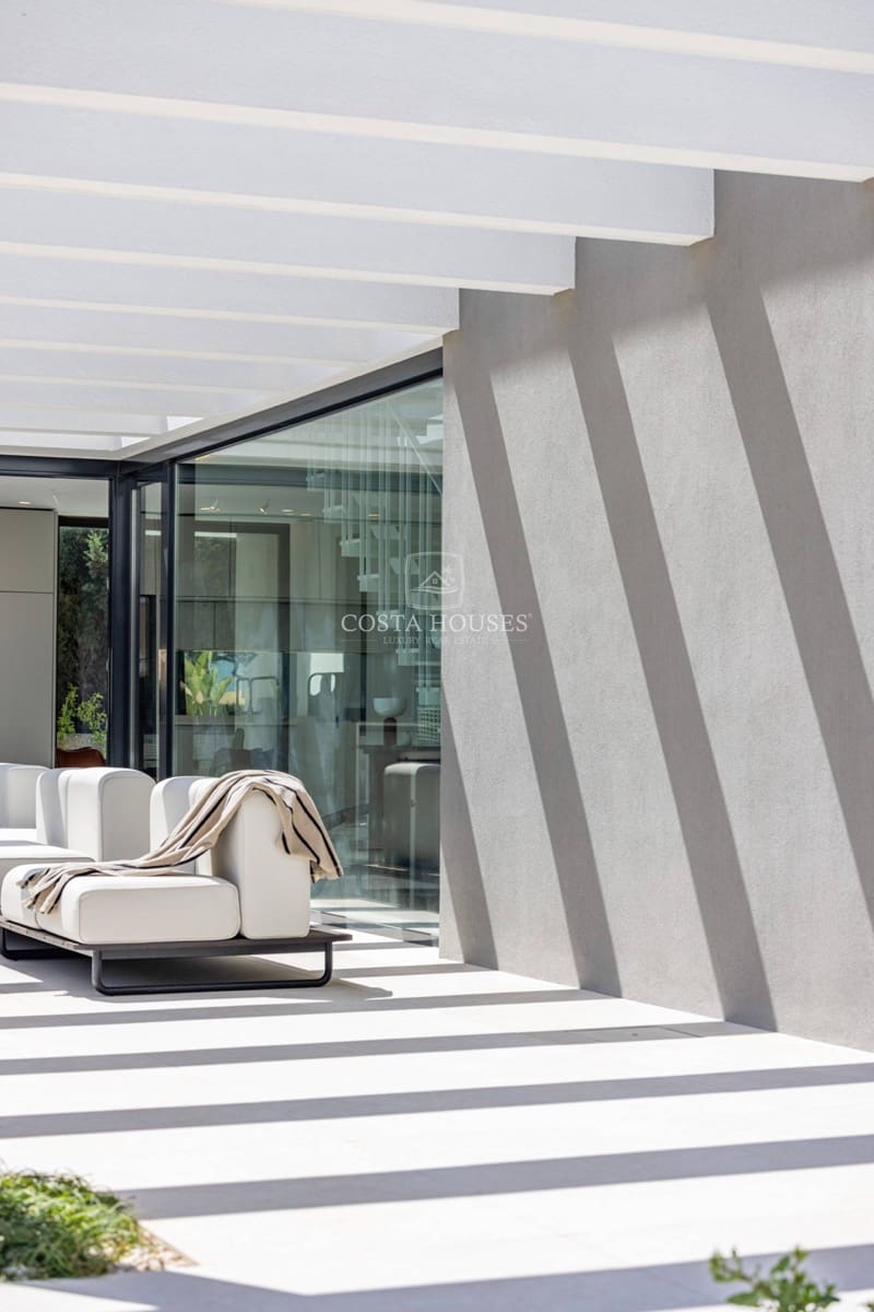 4 bedroom Villa for sale in Denia with pool garage - € 1,890,000 (Ref: 8863983)