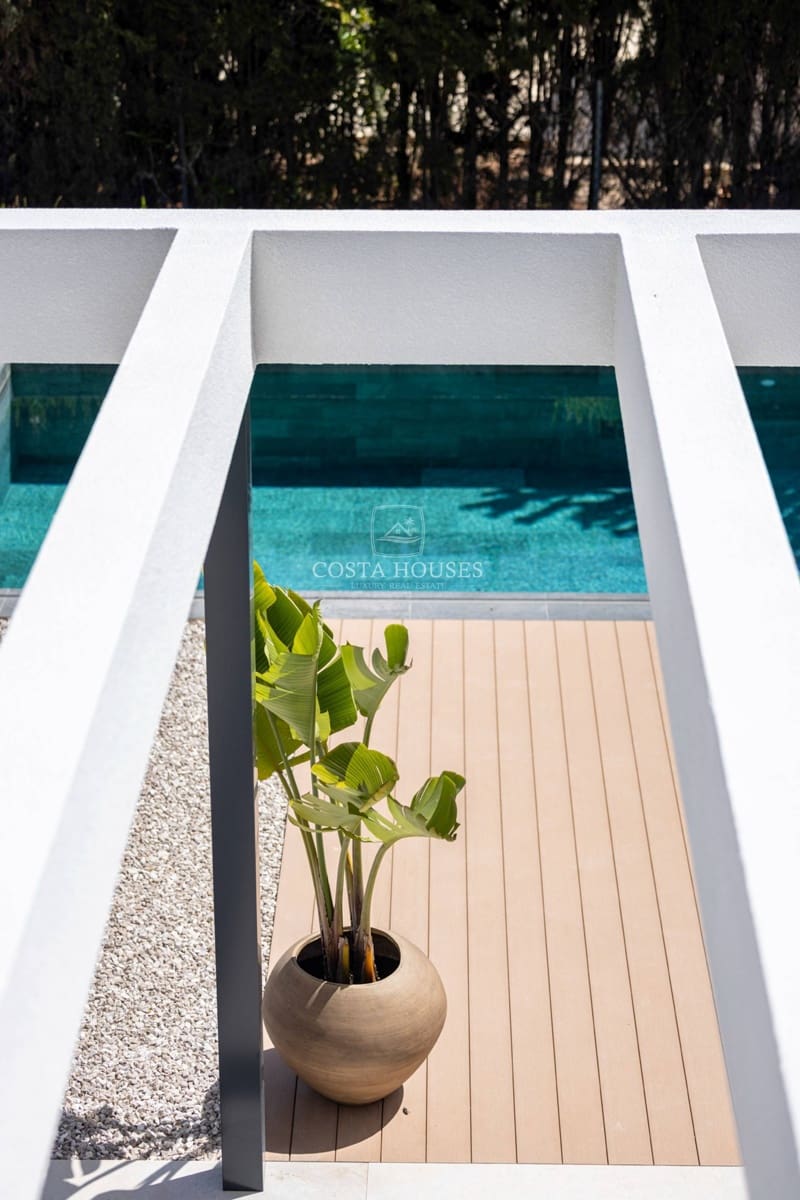 4 bedroom Villa for sale in Denia with pool garage - € 1,890,000 (Ref: 8863983)