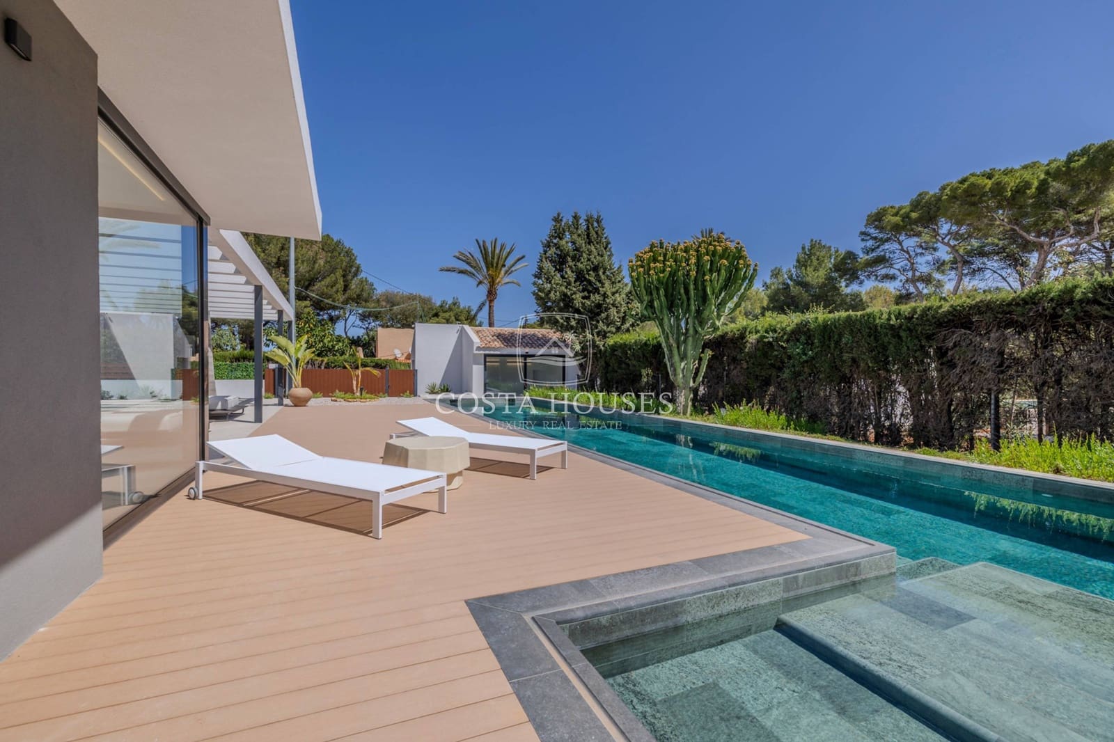4 bedroom Villa for sale in Denia with pool garage - € 1,890,000 (Ref: 8863983)