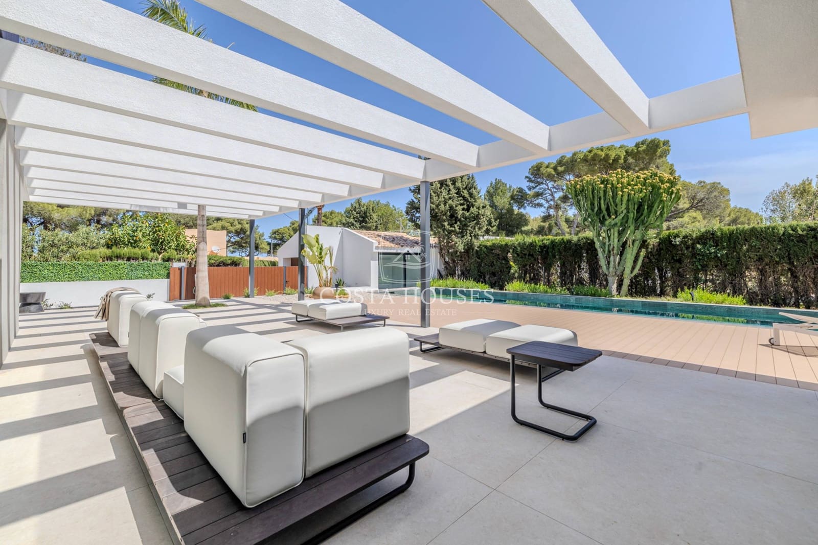 4 bedroom Villa for sale in Denia with pool garage - € 1,890,000 (Ref: 8863983)