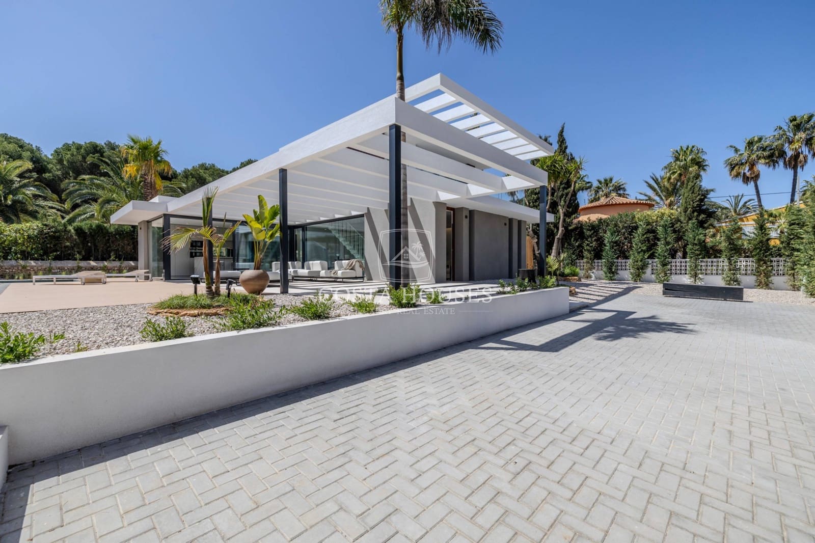 4 bedroom Villa for sale in Denia with pool garage - € 1,890,000 (Ref: 8863983)