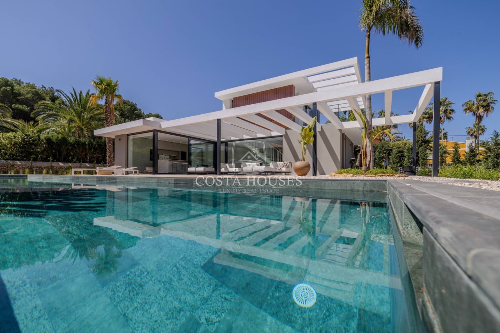 4 bedroom Villa for sale in Denia with pool garage - € 1,890,000 (Ref: 8863983)