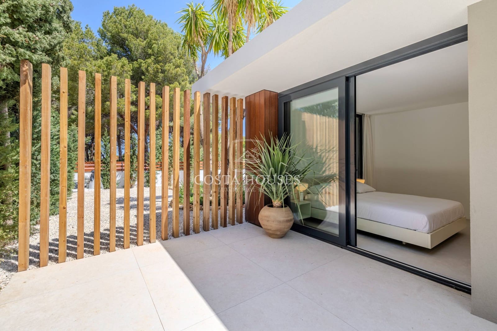 4 bedroom Villa for sale in Denia with pool garage - € 1,890,000 (Ref: 8863983)